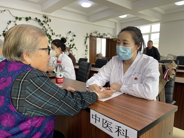 雷锋日义诊3.jpg